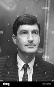 Mr. B. J. M. Baron van Voorst tot Voorst new Secretary of State for Foreign  Affairs greeted by secr.-gen. Jacobs (r), September 27, 1988, greetings,  secretaries general, state secretaries, The Netherlands, 20th