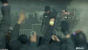 1 day ago · on wednesday night, the rapper launched a video live stream on apple music from his room in the stadium, where he's reportedly been living since the last donda listening event two week ago. Vhjhra7rauxzqm