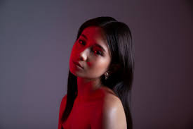 Session stars maisie 80 : Niki Strips Back To Bare Her Heart In Acoustic Sessions Head In The Clouds Ii Ones To Watch