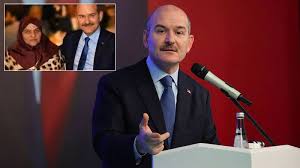 İçişleri bakanı süleyman soylu, cuma günü alınan sokağa çıkma yasağının ardından yaşanan izdiham eleştirilerinin ardından görevi bıraktığını açıklayarak istifa etti. Icisleri Bakani Suleyman Soylu Nun Annesi Vefat Etti