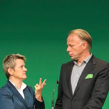 Von 2005 bis 2008 arbeitete baerbock im büro von elisabeth schroedter im europäischen parlament. Machtkampf Jung Grune Gehen Auf Kunast Und Trittin Los Der Spiegel