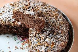 Tipico del cremonese è pure la sbrizulusa , una torta secca di farina di mais e di grano impastata con strutto, scorza di limone e un cucchiaino di liquore. Torta Al Cacao E Al Torrone Perduto Riciclando