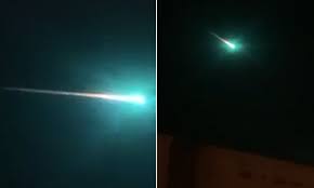 Mysterious Green Glow Seen Shooting Across Australian Night Sky Daily Mail Online