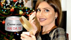 Sin dall'antichità è un uso comune, preparare delle creme viso fatte in casa, ovvero con gli ingredienti naturali, che si possono trovare all'interno della propria dispensa, oppure direttamente nelle migliori erboristerie. Come Fare Una Crema Viso Anti Rughe In Casa Crema Viso Naturale Fai Da Te Youtube