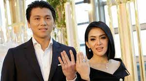 Maybe you would like to learn more about one of these? Cincin Kawin Syahrini Reino Barack Beda Posisi Apa Alasannya Kumparan Com