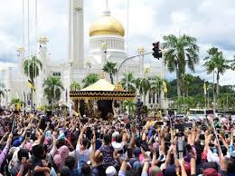 Sarayın içerisinde 1788 oda, 257 banyo, 5 yüzme havuzu ve 1500 kişiyi alabilen bir cami bulunur. 50 Tahun Bertakhta Sultan Brunei Keliling Naik Kereta Kencana Emas