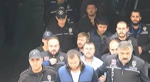 Adana merkezli 4 ilde, şirinler çetesi olarak bilinen suç örgütüne yönelik gerçekleştirilen eş zamanlı operasyonda 39 kişi gözaltına alındı. Sirinler Cetesi Uyeleri Adliyeye Sevk Edildi Bursa Hakimiyet