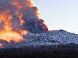 Der ätna (italienisch etna oder auch mongibello) ist mit rund 3323 metern über dem meeresspiegel der höchste aktive vulkan europas. Atna Aktuell Ausbruch 2021 Go Etna