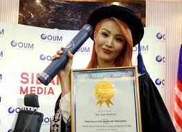 Top 10 artis wanita paling cantik di malaysia 2020. Siapa Kata Artis Wanita Hanya Perlu Jual Wajah Kenali 10 Selebriti Beauty With Brain Malaysia Figura Mstar
