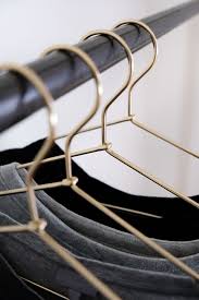 Kleiderbugel In Gold Schon Schlicht Und Perfekt Fur Alle Liebhaber Des Minimalistischen Einrichtungsstil Kleiderbugel Bugel Minimalistischer Einrichtungsstil