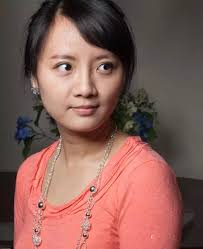 This beautiful reporter is Wang Bingru from Phoenix TV. She is also a  beautiful Sichuan girl.