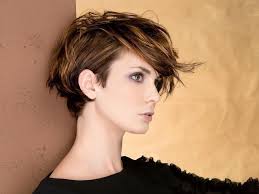 I capelli possono ringiovanire il viso, purché il taglio sia . Capelli Corti 23 Nuovi Tagli Di Tendenza Che Fanno La Differenza Donne Sul Web