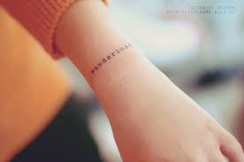 21 Micro Tattoos That Are Perfect For Almost Everyone 11 Is So Cute Dose Tatouages Minimalistes Citations De Tatouages Au Poignet Tatouage Minimaliste