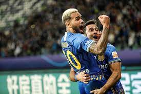 Teixeira'nın 3 yıllık videoda kartal pozu veren alex teixeira, siz istediniz, ben geliyorum. şeklinde taraftara seslendi. Alex Teixeira Vira Alvo Do Gremio Mas Aguarda Ofertas De Fora Do Brasil Para Definir Futuro Gremio Ge