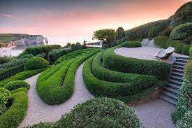 les jardins d etretat on instagram take two chers amis les jardins d etretat partirons en vacances u beautiful gardens garden contemporary sculpture