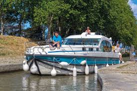 Location De Bateau Sur Le Canal Du Midi Nicols