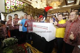 Logo gabungan parti sarawak (gps) diperkenalkan hari ini oleh ketua menteri datuk patinggi abang beliau berkata logo gps merupakan burung kenyalang dalam bentuk 's' terdiri daripada tiga warna iaitu merah, hitam dan putih yang menggambarkan visi parti 'utamakan sarawak'. Gps Logo Unveiled