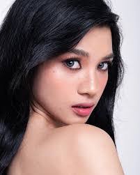 Candy Meneses's Instagram, Twitter & Facebook