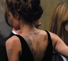 Innamorati Di Te Della Vita E Dopo Di Chi Vuoi Tattoo Does Angelina Jolie Have A Know Your Rights Tattoo Angelina Jolie Tattoo Tattoos Angelina Jolie