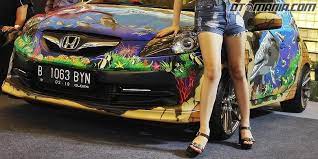 Stiker merupakan benda yang ditempelkan disuatu tempat, baik itu hanya untuk hiasan maupun ada fungsi tertentu. Tidak Semua Mobil Bisa Dipasangi Stiker Bodi