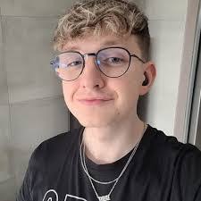 Alex Merenda's Instagram, Twitter & Facebook