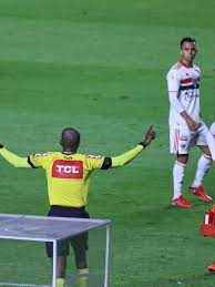 A diretoria vem repetindo a queima de fogos e a fumaça e serpentina meio fake na entrada está difícil enxergar qualquer coisa de positivo no momento do são paulo, no nosso momento como torcedores. Jogos Do Sao Paulo No Brasileirao Tiveram Sete Acoes Do Var Veja Os Lances 01 08 2021 Uol Esporte