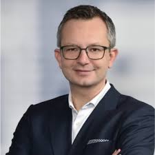 After a great but short time I decided to leave AllianzGI, as I got offered  the unique opportunity to join the management board at ARTUS GRUPPE as new  CFO and significantly support