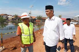 Siang hari ini (17/2), kepala dinas kesehatan provinsi jawa tengah mendampingi gubernur @ganjar_pranowo dalam peninjauan lokasi pengungsian warga terdampak banjir di gedung aula kecamatan pekalongan barat & daerah. Ganjar Pranowo Blusukan Ke Lokasi Banjir Pekalongan Okezone News