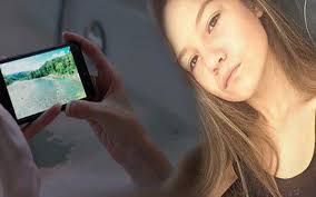 Thấy con gái tắm mãi không ra, bà mẹ phá cửa phòng tắm thì phát hiện cảnh  tượng kinh hoàng