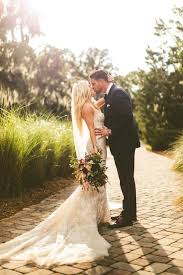 Ever Wonder What A Bohemian Carrie Bradshaw Wedding Might Look Like Wedding Photos Wedding Photography Wedding Kiss