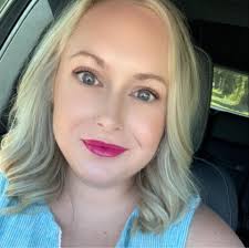 What are some recommended services in Amelia Island, such as hair stylists,  nail salons, and pet groomers?