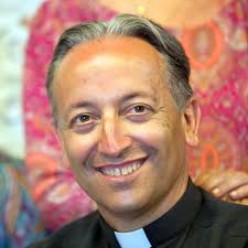 Fernando Cuevas, un sacerdote de Ibiza convertido en el 'cura Tinder' de  las parejas católicas