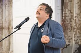 Быков — биограф знаменитых российских писателей и поэтов. Dmitrij Bykov Vnov Priedet V Novosibirsk Prochtet Stihi I Rasskazhet O Strashnom