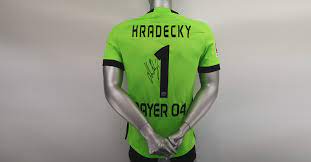 Hradecky играет с 2018 в байер 04 леверкузен (байер ). Signiertes Bayer Leverkusen Trikot Von Hradecky