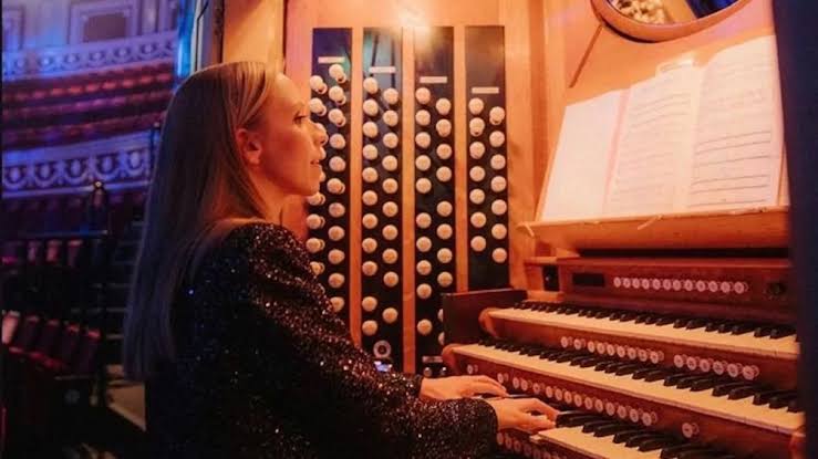 Royal Albert Hall organist Anna Lapwood joins Bonobo on stage on final  residency night: Watch