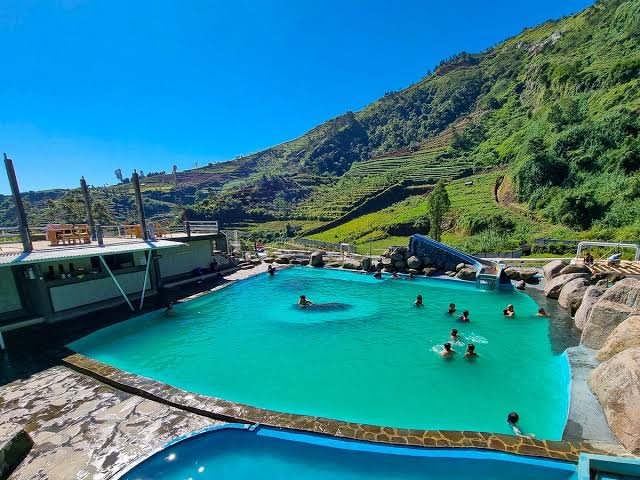 Kawasan air panas Dieng - sumber air panas alami berbelerang khas aktivitas vulkanik Dieng