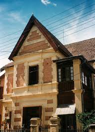 De Villes En Villes A Madagascar Tananarive Antananarivo 1 Maison En Brique Madagascar Maison Traditionnelle
