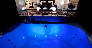 So Glam Chic Un Univers Douillet Et Chic Vous Attend Dans Cette Suite Aux Couleurs Contrastees Prenez Le Temps De Partager Un Reel Moment De Plaisir Avec