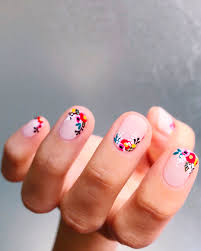 1.1 1.uñas decoradas con flores doradas sobre un fondo bordo. 40 Mejores Disenos De Unas Con Flores