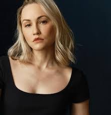 Kari Hill's Instagram, Twitter & Facebook