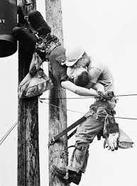 Si nascondeva in brasile ed era tra i 10 latitanti piu' ricercati al mondo. The Kiss Of Life Photographed By Rocco Morabito Winner Of The 1968 Pulitzer Prize J D Thompson Givin Rare Historical Photos Iconic Photos Historical Photos