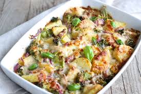 Se per esempio vuoi preparare una pasta con i broccoli ma poi la condisci con un litro d'olio e mezzo quintale di sale, diciamo che tutta la leggerezza e le proprietà nutritive dei broccoli vanno letteralmente a. Teglia Saporita Di Broccoli E Patate Ricette Al Volo