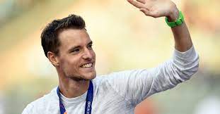 They're running full speed towards it, towards the patients, to offer their support and care. 5 Lecons De Carriere Du Marathonien Koen Naert Jobat Be