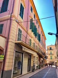 Internamente è composto da ingresso su disimpegno, soggiorno, cucina abitabile, camera. Appartamento In Vendita A Diano Marina Cod Im793