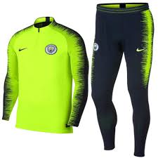 Mit einem trainingsanzug von adidas verwandelst du dich sofort in einen respekteinflößenden gegenspieler für deine rivalen. Man City Nike Tracksuit Buy Clothes Shoes Online