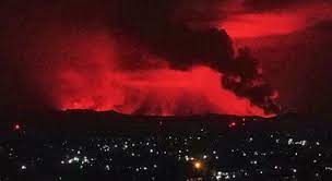 Le volcan nyiragongo, surplombant la ville de goma dans l'est de la république démocratique du congo (rdc) est entré en éruption, samedi 22 mai au soir. Z2lmo2hwtx4slm