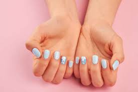 30 diseños de uñas en blanco y negro que se te verían increíbles. Diseno De Unas Con Nieve Y Conejo Manos De Mujer Joven Con Manicura Delicada Hermoso Diseno De Manicura Fotos Retratos Imagenes Y Fotografia De Archivo Libres De Derecho Image 87416938