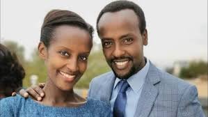 Nelson Manzi na mke wake Eunice Irakiza wakiimba wimbo pamoja..