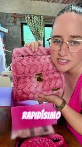 🎀 Empaquetando rapidísimo el bolso bombón en palo de rosa para el cumple  de Gaby 🎁 Lleva cierre, monedero tornasol, centro tejido, perlero y  ¡agenda financiera ✨ Espero que te encante Gaby 💕 ¡corro ...