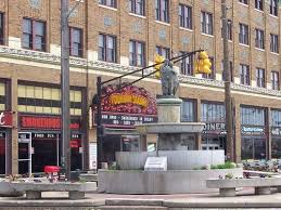 Fountain Square In Indianapolis Indiana Antique And Book Stores Restaurants Indianapolis Indiana Indianapolis Fountain Square